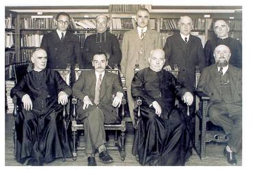 Euskaltzaindiako kideak, erakunde honen ohiko bilkura batean, 1927. urtean. Ezkerretik eskuinera: Zutik: Nikolas Ormaetxea, Martin Landerretxe, Sebero Altube, Julio de Urquijo eta Raimundo Olabide.<br><br>Eserita: Eguzkiza, B. Etxegarai, R. M. Azkue eta Georges Lacombe.<br><br>